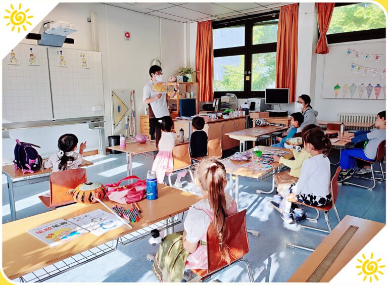 Kinder lernen gemeinsam im hellen Klassenraum der DeRen Schule.